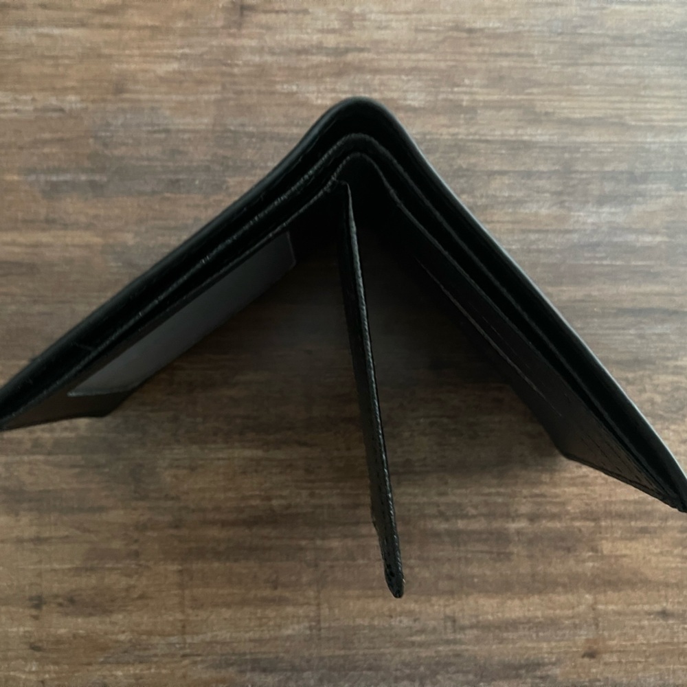 Black Bifold Textured Men's wallet comes with box and dust bag! - Picture 3 of 5